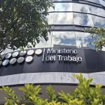 Más de 19.000 funcionarios trabajan en los ministerios que Noboa fusionará y crece la incertidumbre por nuevos despidos