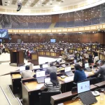 Rotura de ventanales obliga a evacuar el Pleno de la Asamblea e impide las sesiones presenciales: así quedó el hemiciclo