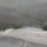 Video capta el momento en que un desbordamiento bloquea la ruta Cuenca-Molleturo
