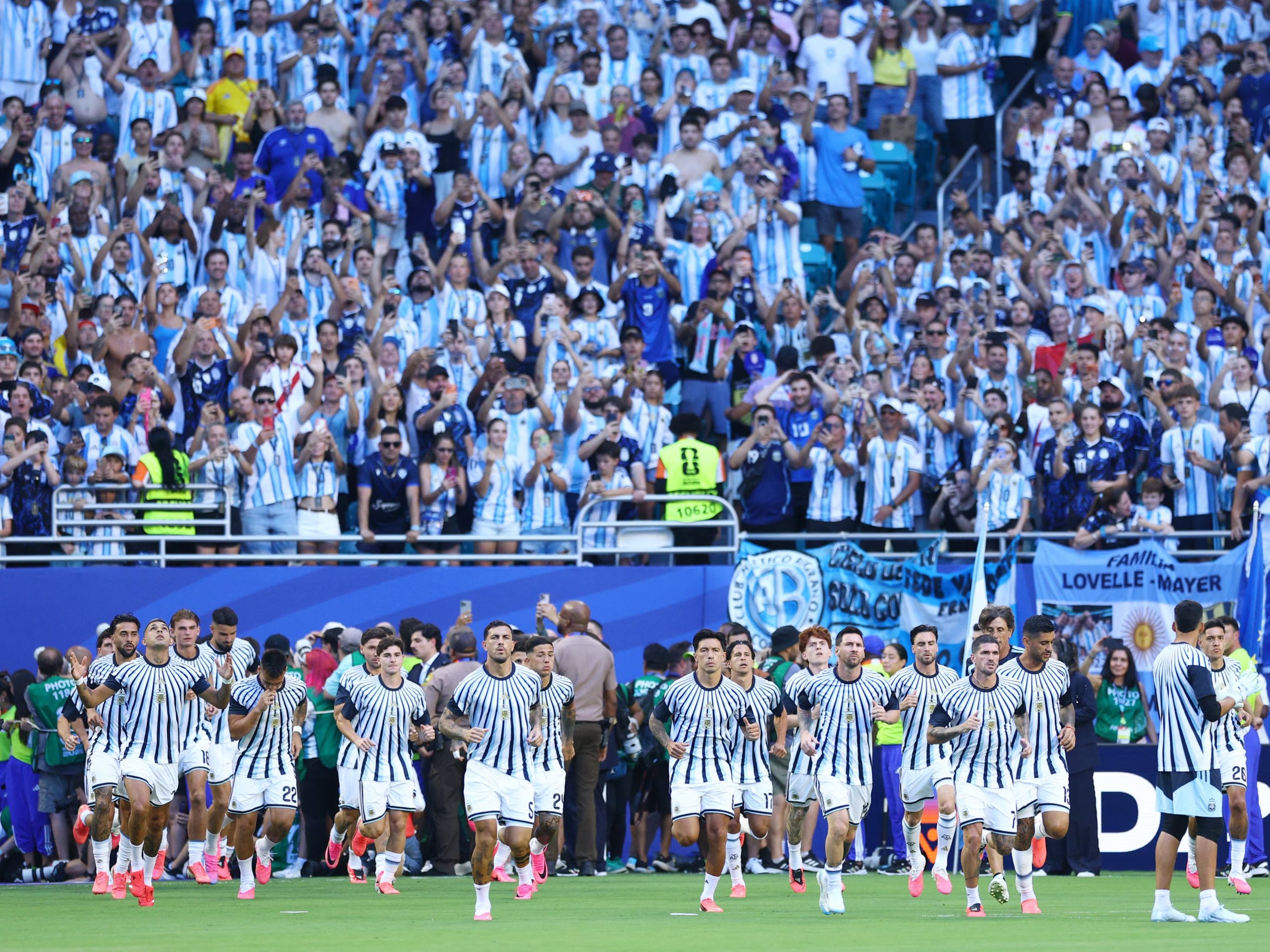 La salida del plantel albiceleste al campo para el calentamiento