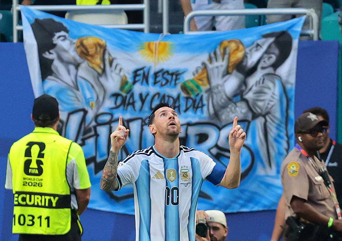 El clásico festejo de Leo señalando al cielo