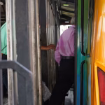 Usuarios denuncian que antisociales cortan carteras y mochilas dentro de unidades de la Metrovía para robar