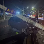 Vehículo se estrelló contra un poste en Chongón: ocupantes habrían abandonado el lugar tras el impacto
