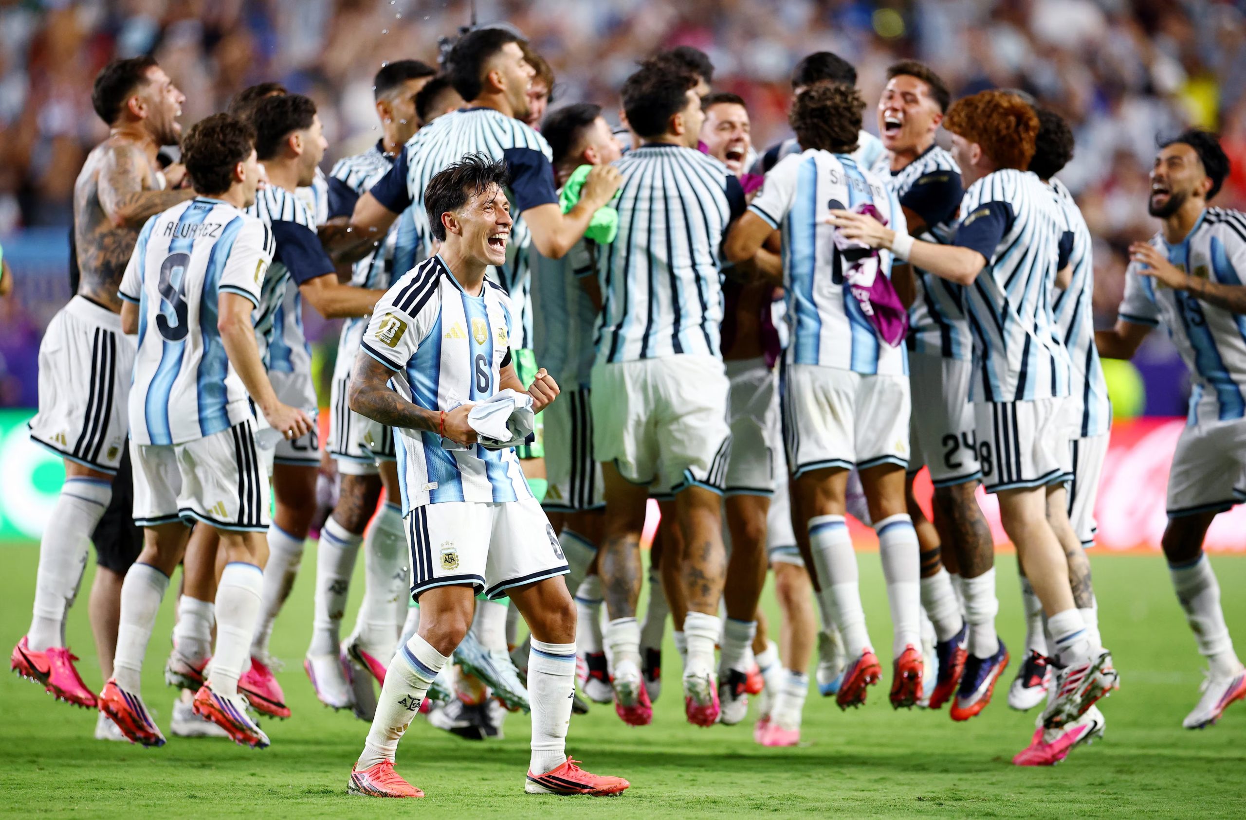 Los jugadores de Argentina celebrando el pase a semifinales (REUTERS/Agustin Marcarian)