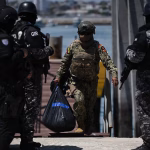 Armada del Ecuador anuncia retención de dos embarcaciones con 37 bultos de droga en altamar