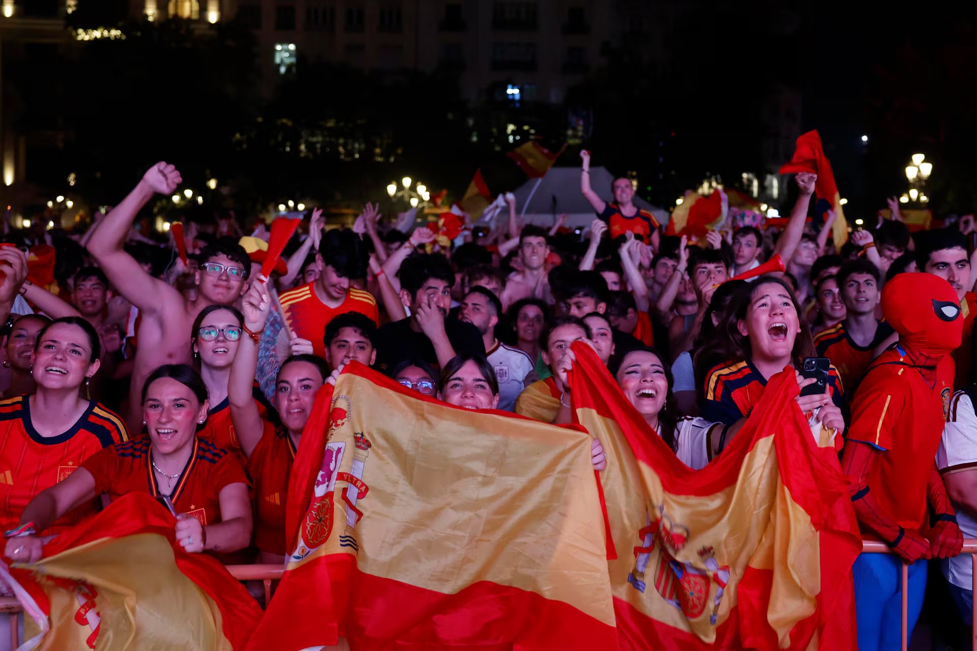 Valencia sale a la calle para celebrar la segunda estrella. (EFE/Ana Escobar.)