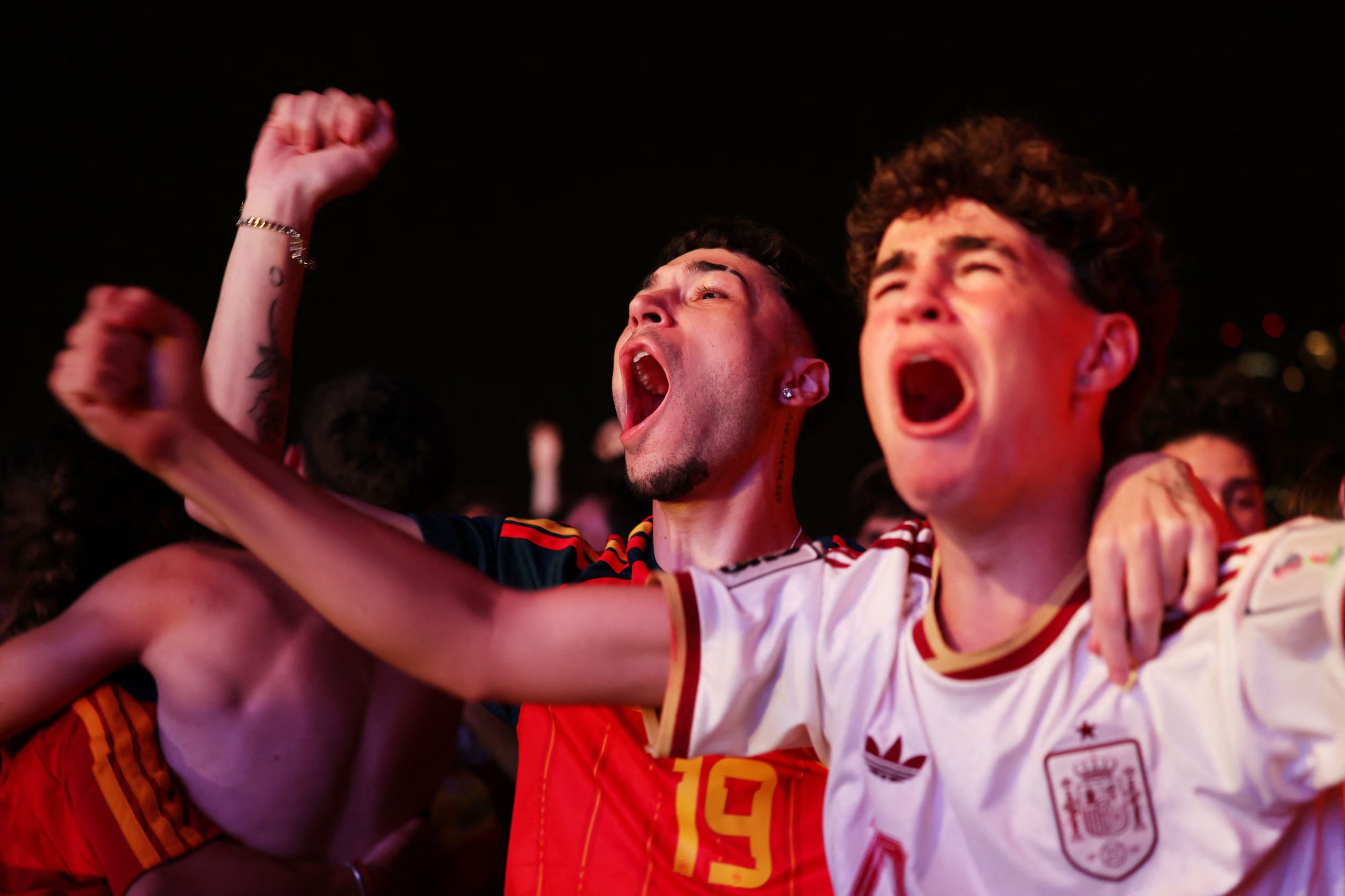 Aficionados celebrando el gol. (REUTERS/Nacho Doce)