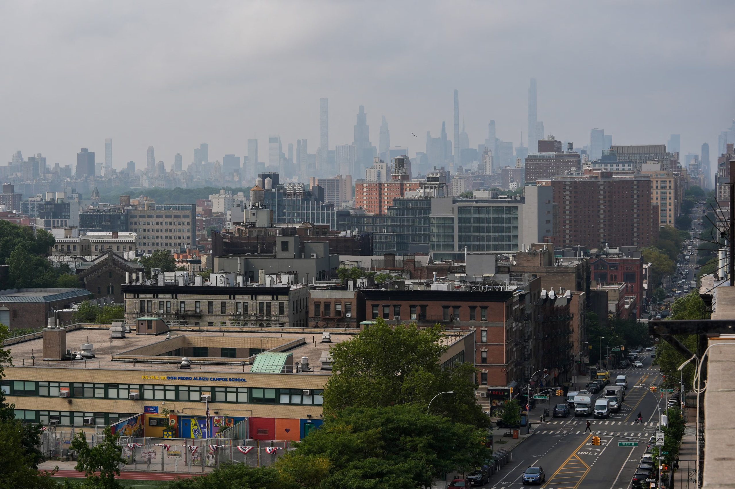 Nueva York ordenó limpiar y desinfectar todas las torres de enfriamiento con resultado positivo, aunque los cultivos finales demoran hasta dos semanas (REUTERS/Adam Gray)