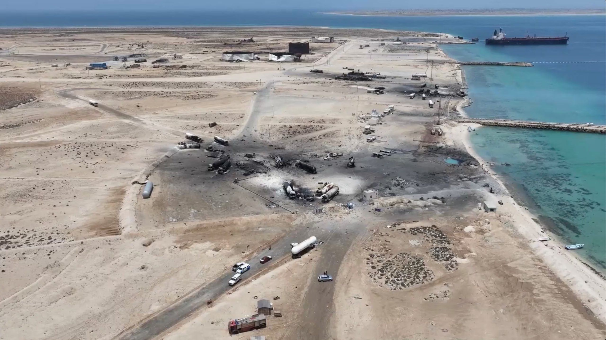 Una imagen tomada con un dron muestra vehículos calcinados tras lo que Al Masirah TV describió como un ataque estadounidense contra el puerto de combustible de Ras Isa, en Al Jazirah, Yemen. Esta captura de pantalla proviene de un video distribuido el 18 de abril de 2025. Al-Masirah TV/Imagen distribuida vía REUTERS