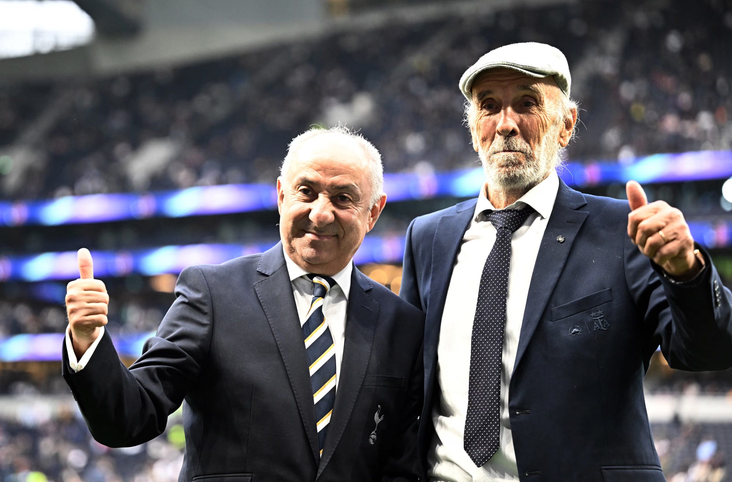 Osvaldo Ardiles y Julio Villa, leyendas del Tottenham (Foto REUTERS/Dylan Martínez)