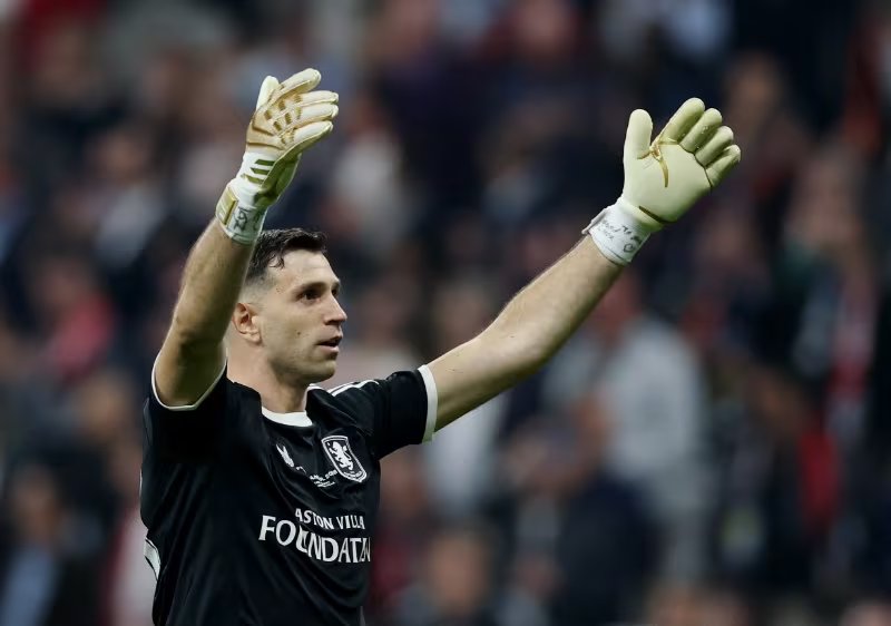 Dibu Martínez está consolidado hace años en la Premier League (Foto REUTERS/Kemal Aslan)