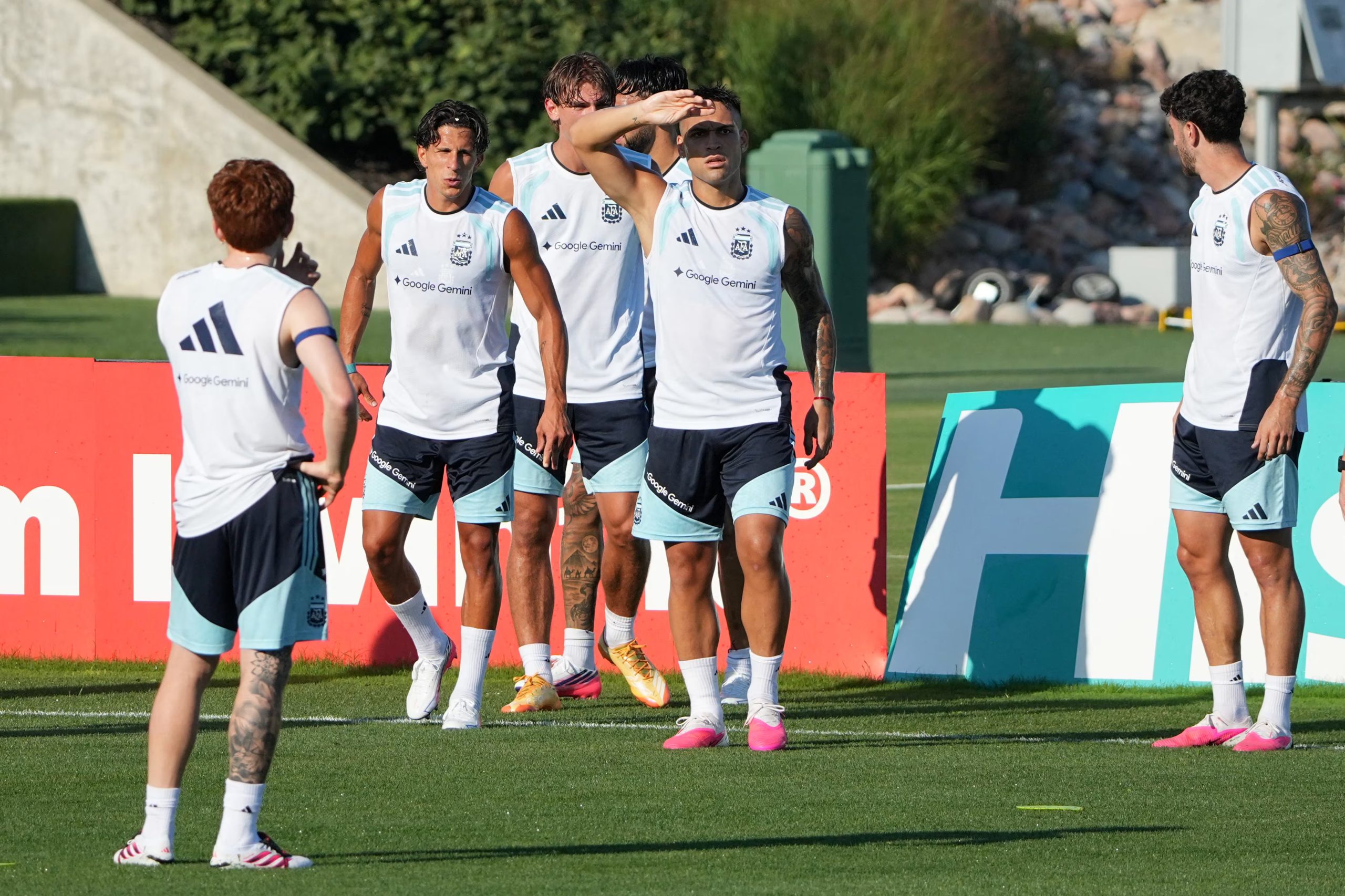Los titulares realizaron trabajos regenerativos en el gimnasio, mientras los suplentes cumplieron con una sesión en el campo (Reuters/Denny Medley)