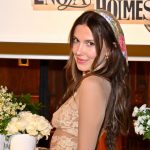 Millie Bobby Brown, a los 22 años, vive la maternidad con juegos y arte en casa