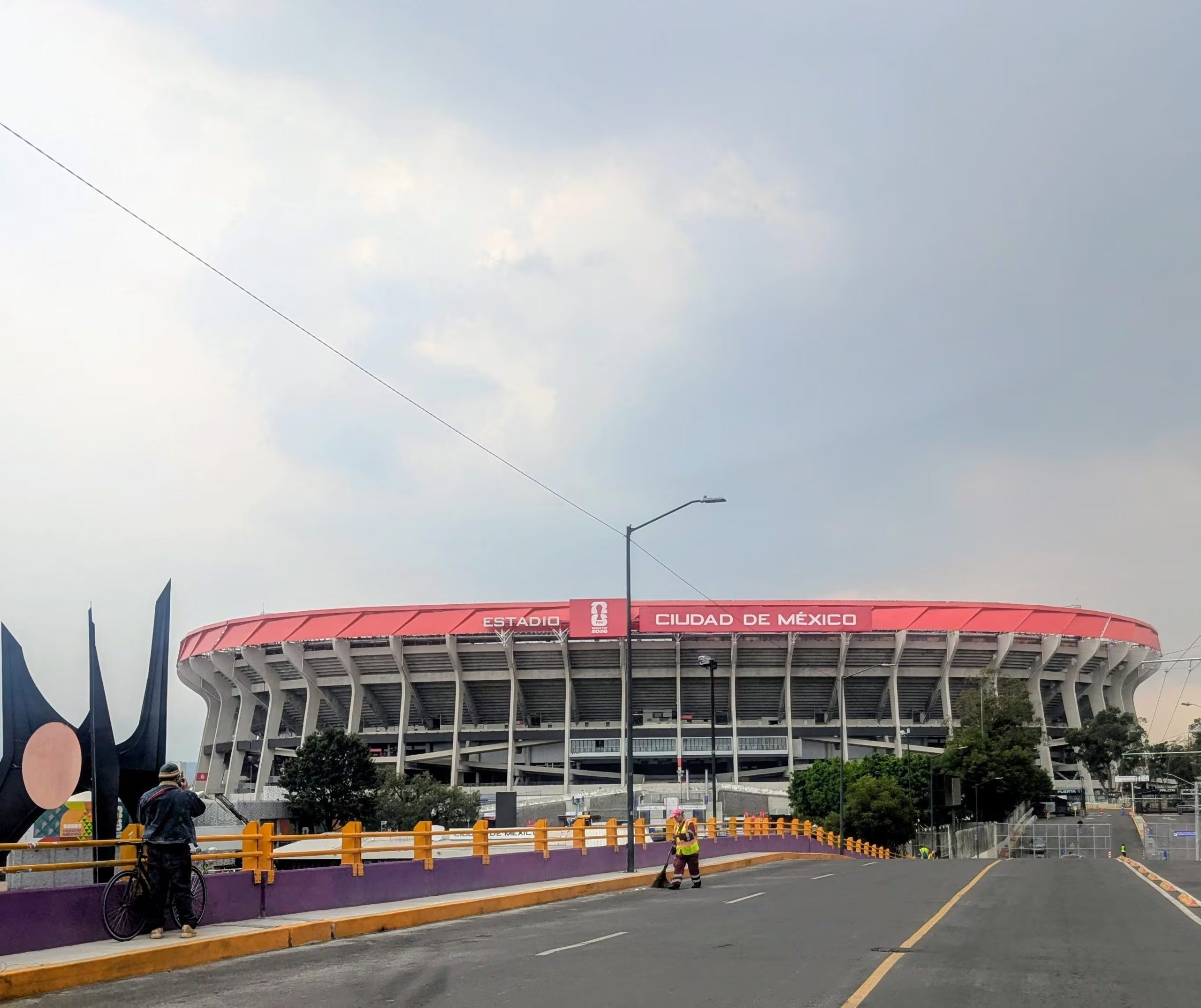 Las decoraciones, pendones y lonas con referencias mundilistas alrededor del Estadio ya fueron removidos para la entrega formal a los dueños el 12 de julio. (Crédito especial: X/ @MXESTADIOS)