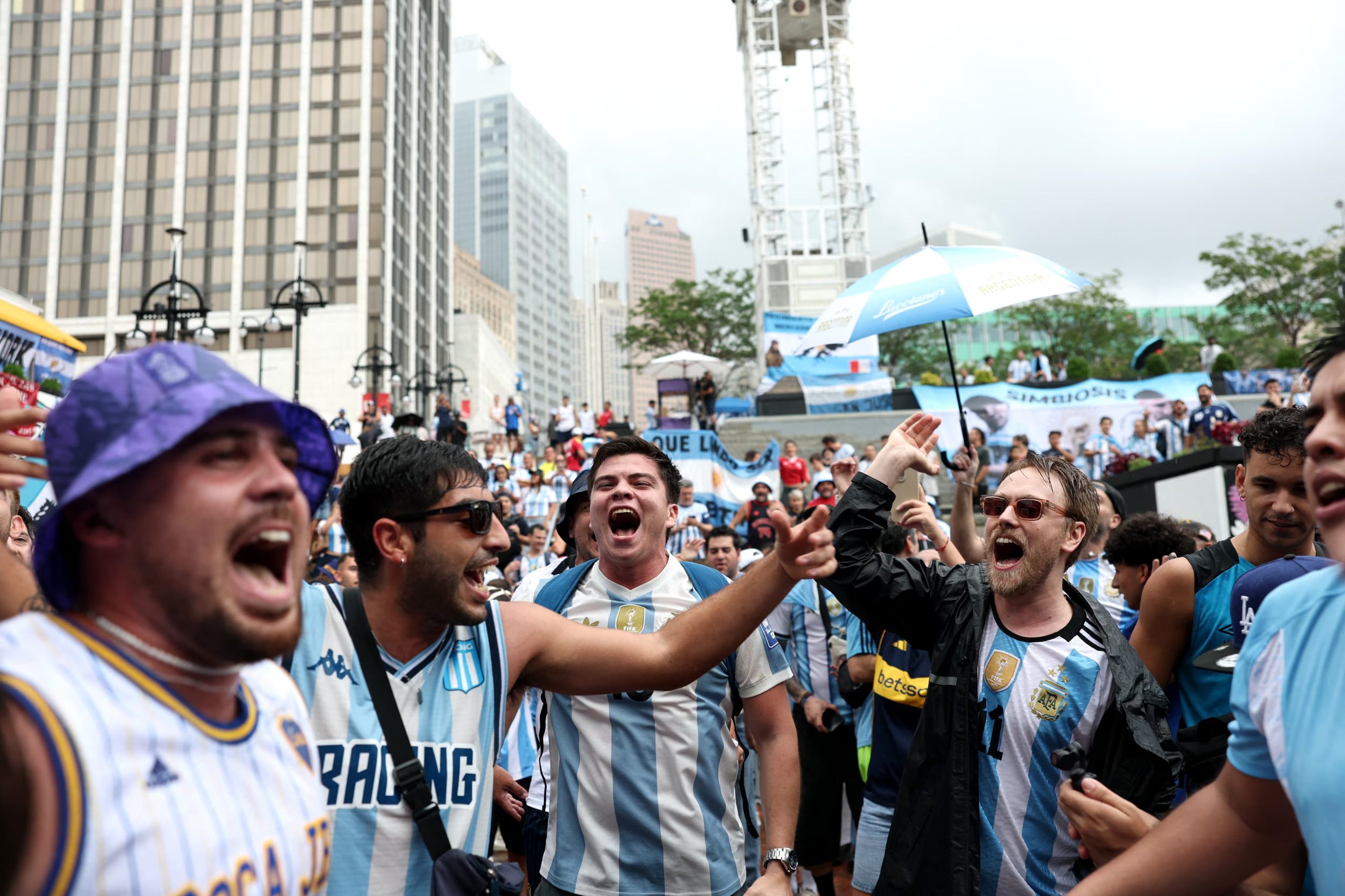 La rivalidad entre Argentina e Inglaterra, atravesada por Malvinas y antecedentes futbolísticos, llevó a elevar el nivel de alerta en la ciudad (REUTERS/Amanda Perobelli)