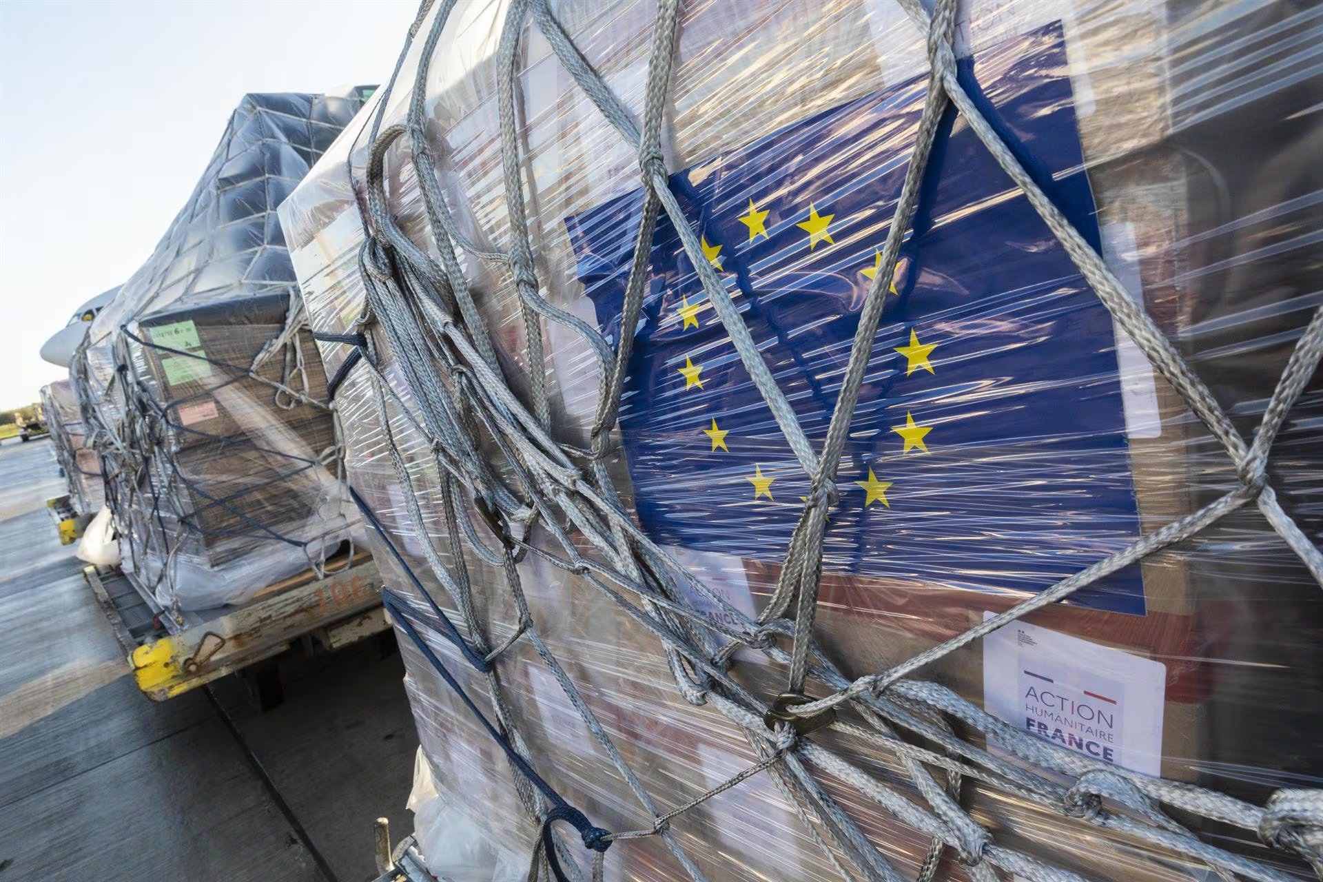 Un avión con 15 toneladas de insumos sanitarios y kits de higiene partió desde Uruguay rumbo a Venezuela (Europa Press)