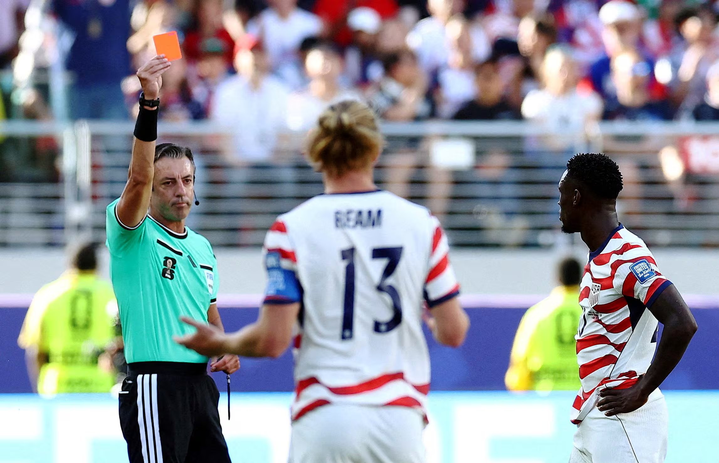 La tarjeta roja a Folarin Balogun ante Bosnia y Herzegovina fue sancionada tras una revisión del videoarbitraje y la decisión del árbitro Raphael Claus por juego brusco grave (REUTERS/Phil Noble)