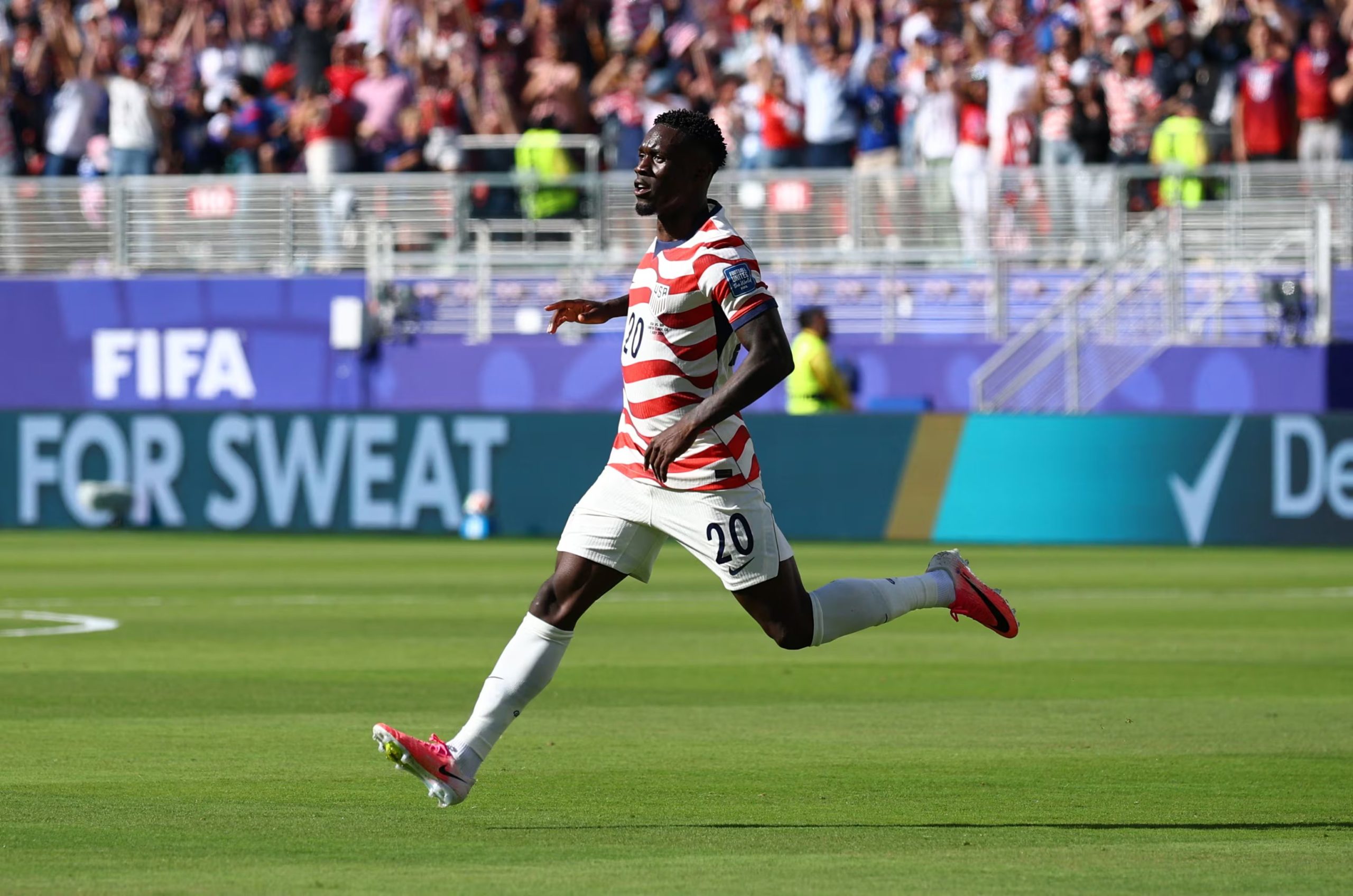 Balogun sostuvo que la jugada ante Tarik Muharemovic no fue intencional y cuestionó que la FIFA la considerara una expulsión directa (REUTERS/Phil Noble)