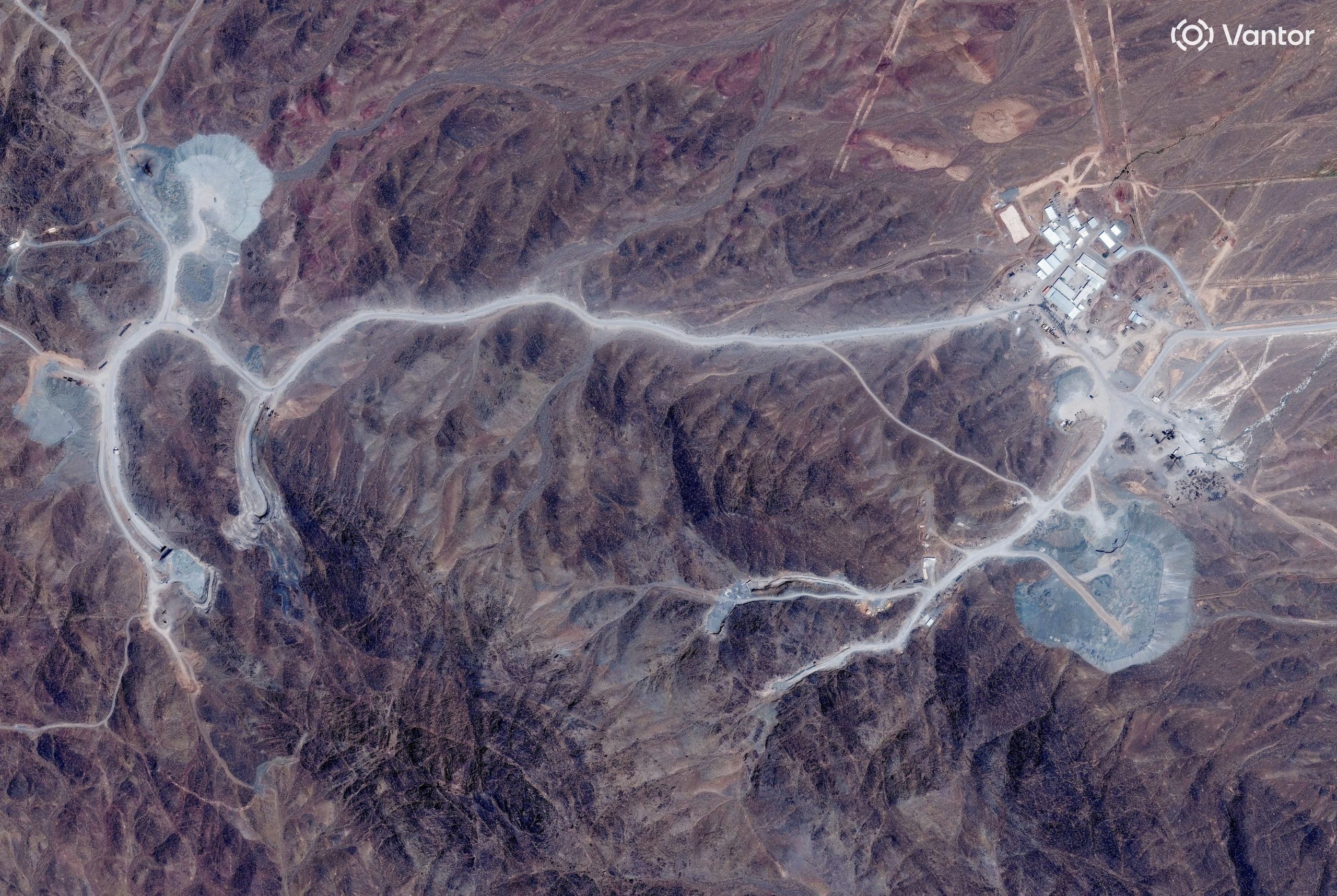 Una vista satelital muestra las entradas de los túneles en la montaña Pickaxe, pertenecientes a la instalación nuclear de Natanz, cerca de Natanz, Irán (Vantar vía REUTERS/Archivo)