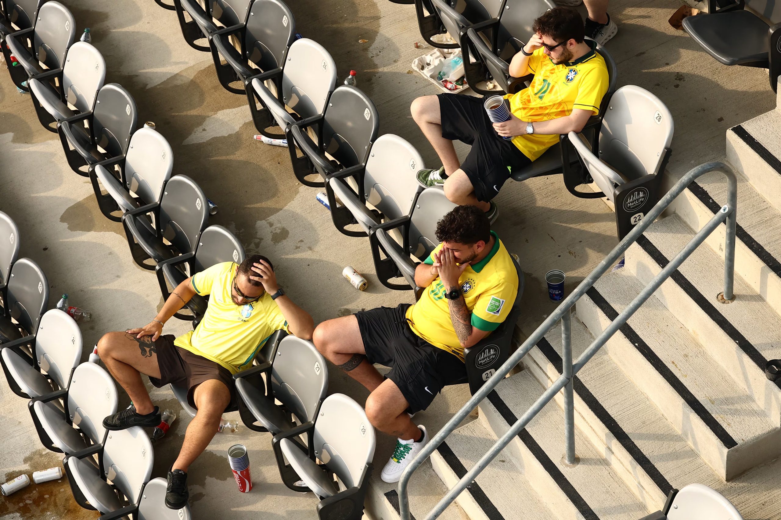Hinchas brasileños cuestionaron las convocatorias, la liga doméstica y los precios de las entradas y camisetas en los comentarios del posteo de la CBF (Photo by CHARLY TRIBALLEAU / AFP)