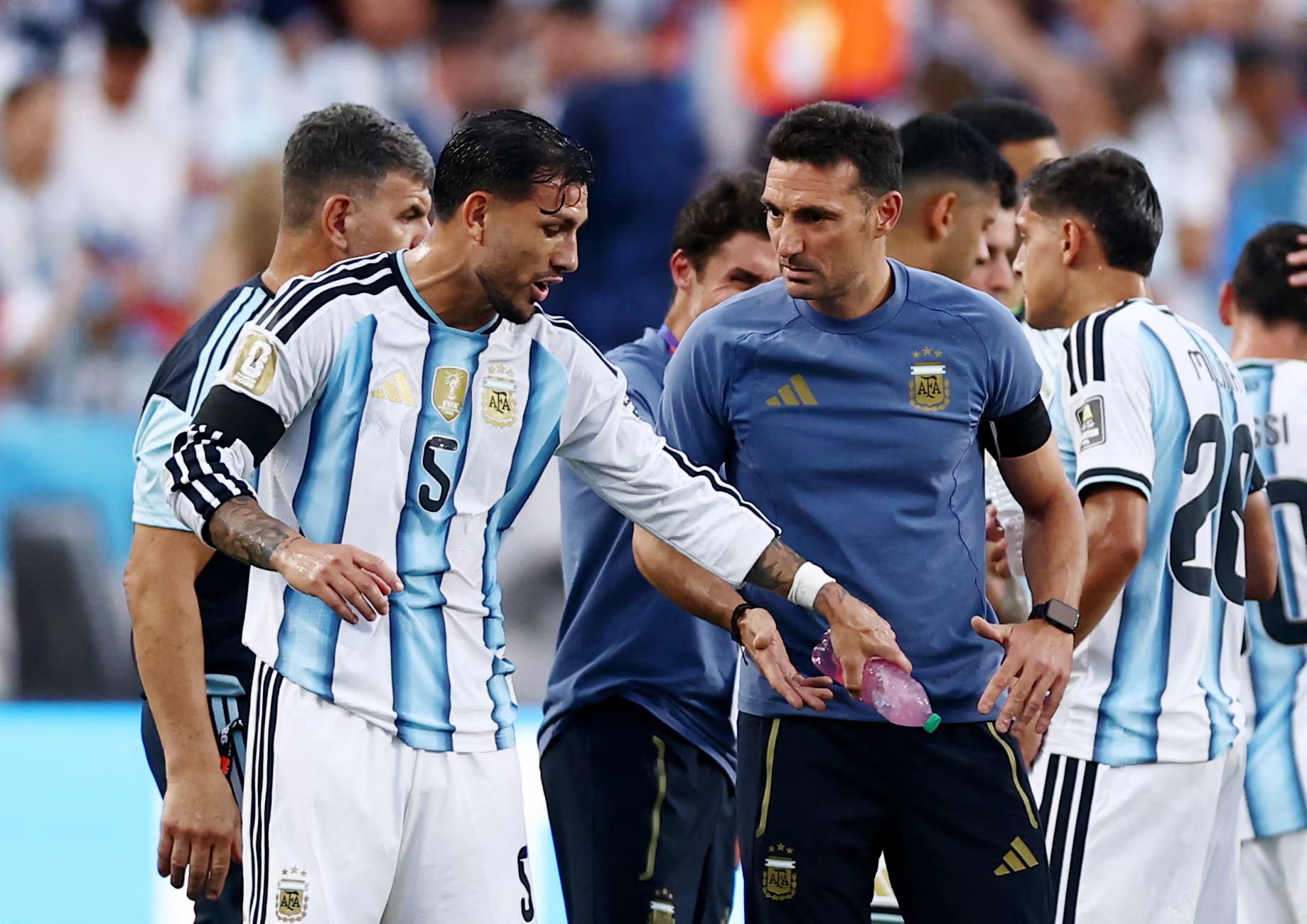 Lionel Scaloni le da indicaciones a Leandro Paredes durante el partido de cuartos de final entre Argentina y Suiza por el Mundial 2026 (REUTERS/Lee Smith)