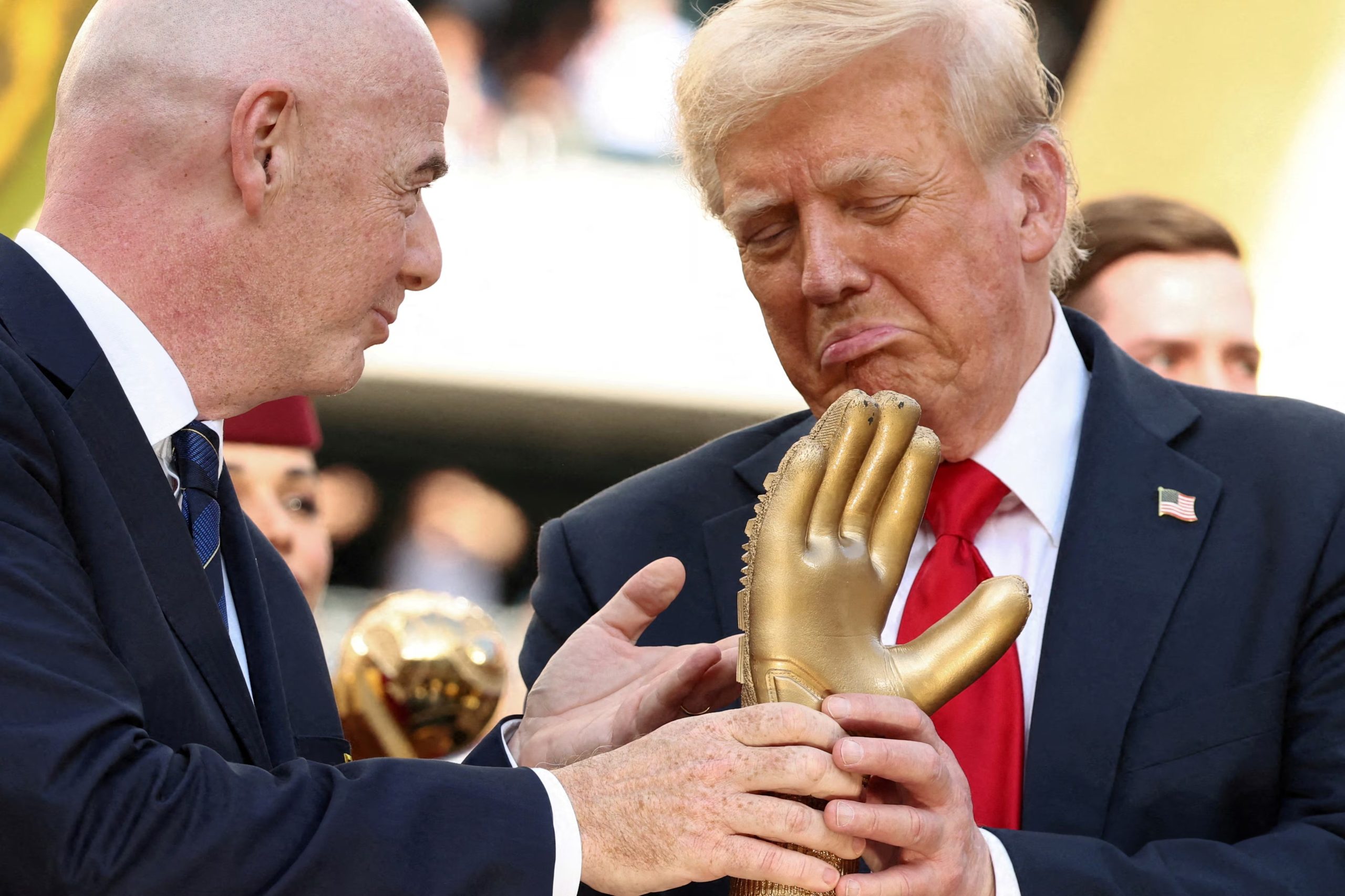 El presidente de EE. UU. Donald Trump junto al jefe de la FIFA Gianni Infantino en julio de 2025. Ambos se encuentran en el eje de la polémica tras el perdón de la entidad al delantero Balogun. (REUTERS)