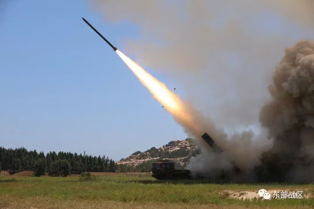 Fuerzas terrestres del Comando del Teatro Oriental del Ejército chino realizan un ejercicio de fuego real de largo alcance hacia el estrecho de Taiwán, en una imagen de archivo de agosto de 2022 (Comando del Teatro Oriental/vía Reuters).
