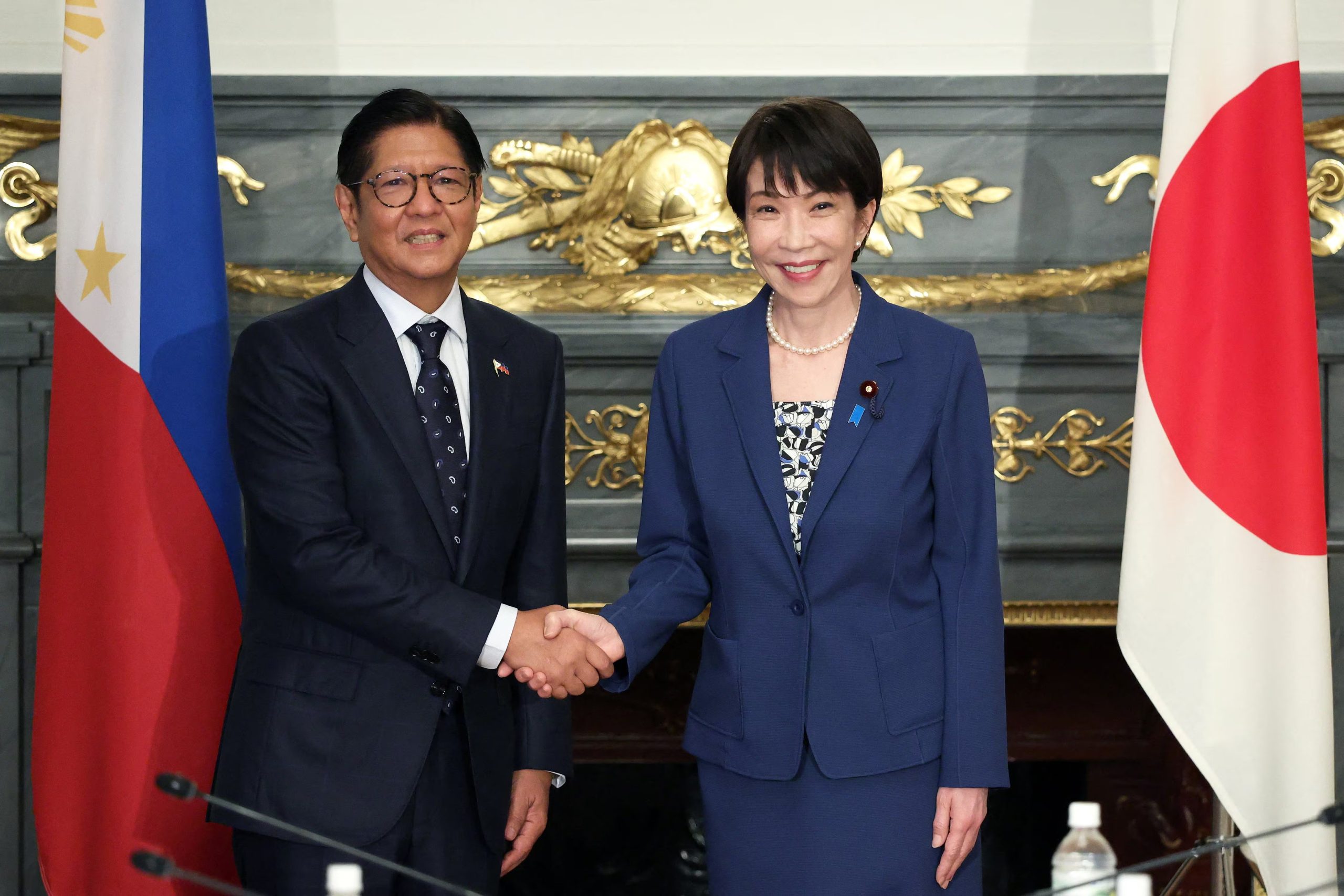 ARCHIVO: La primera ministra japonesa Sanae Takaichi y el presidente filipino Ferdinand Marcos Jr. se dan la mano antes de una reunión cumbre en la Casa de Huéspedes del Estado del Palacio Akasaka, en Tokio, Japón, el 28 de mayo de 2026 (Reuters)