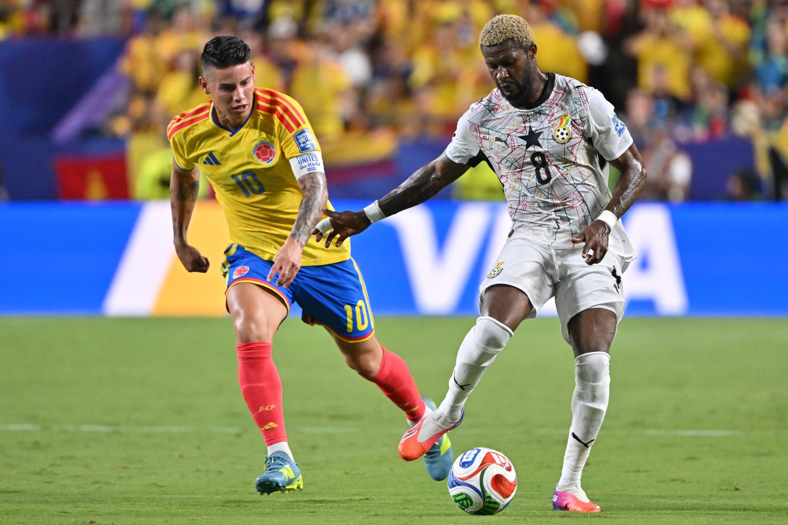 James Rodríguez, de Colombia (i), durante el partido de este viernes contra Ghana, correspondiente a los dieciseisavos de final del Mundial de Estados Unidos, México y Canadá. EFE/ AMY KONTRAS
