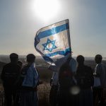 Colonos israelíes cruzan control militar en marcha hacia Gaza