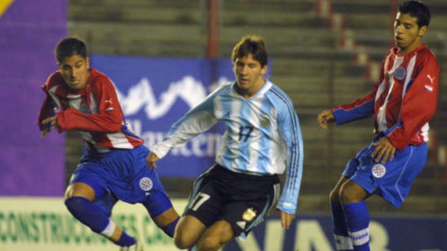 Messi utilizó la 17 en el histórico amistoso-excusa entre Argentina y Paraguay. Esa noche dio sus primeros destellos al convertir un gol y dar dos asistencias