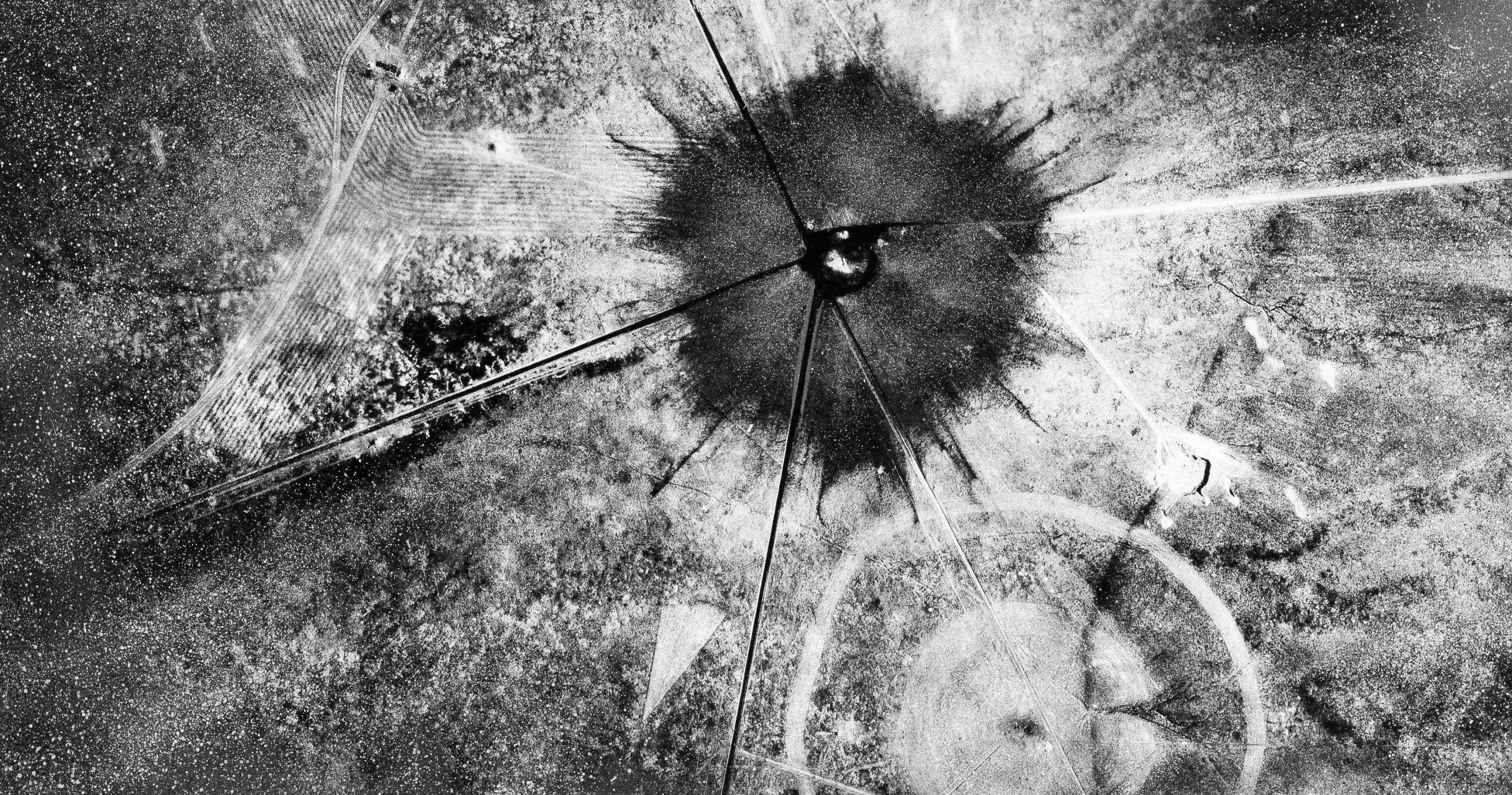 Una foto aérea muestra el cráter en el desierto de Nuevo México, donde se produjo la primera detonación nuclear. (Foto AP, archivo)
