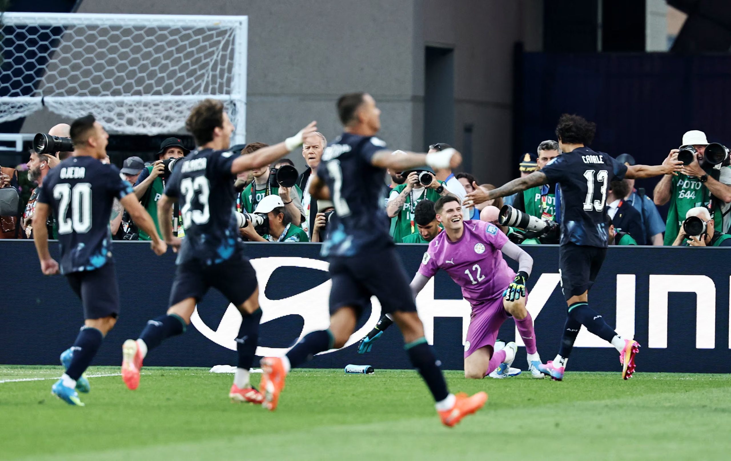 Fútbol - Copa Mundial de la FIFA 2026 - Octavos de final - Alemania contra Paraguay - Boston Stadium, Foxborough, Massachusetts, EE. UU. - 29 de junio de 2026 Orlando Gill, de Paraguay, y sus compañeros celebran tras el partido la clasificación de Paraguay para los octavos de final del Mundial. IMAGN IMAGES vía Reuters/Winslow Townson