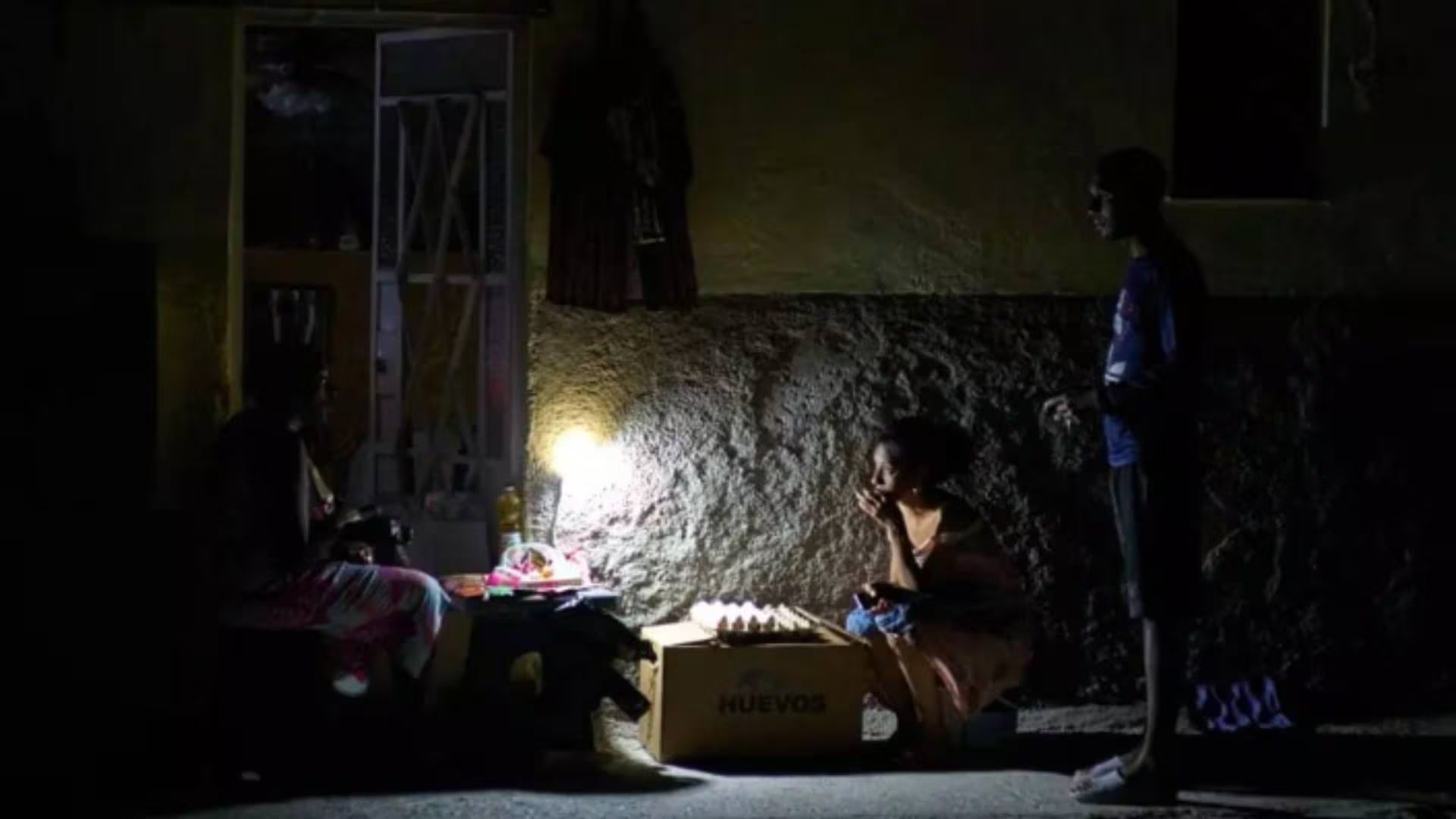 La Unión Eléctrica informó que el viernes anterior el apagón afectó al 71 % de la población y coincidió con la salida de la central termoeléctrica Antonio Guiteras. (AP/ARCHIVO)