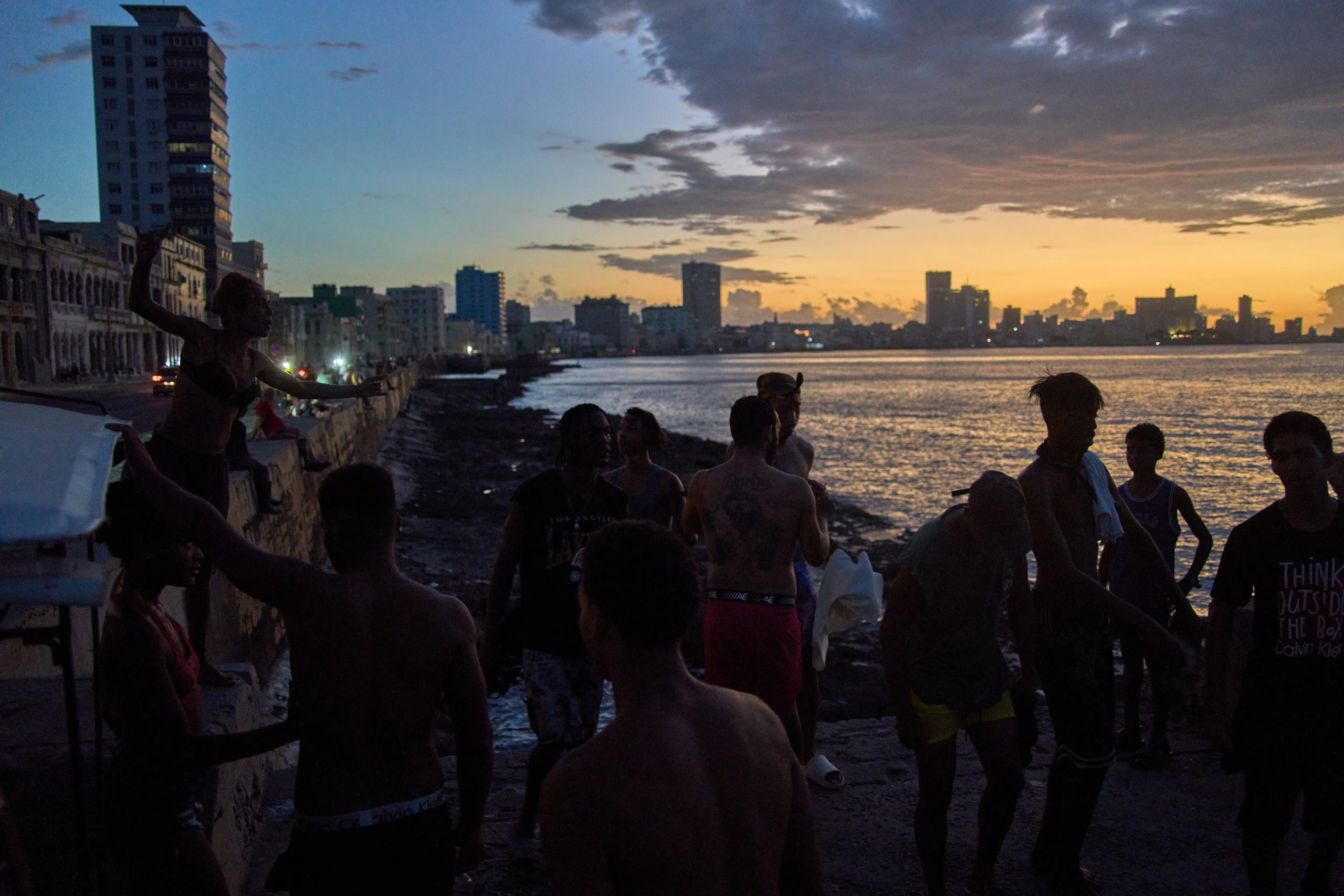 La UNE estimó para este domingo una generación de 1.000 MW frente a una demanda de 3.100 MW, con un déficit de 2.200 MW en Cuba. (AP/ARCHIVO)