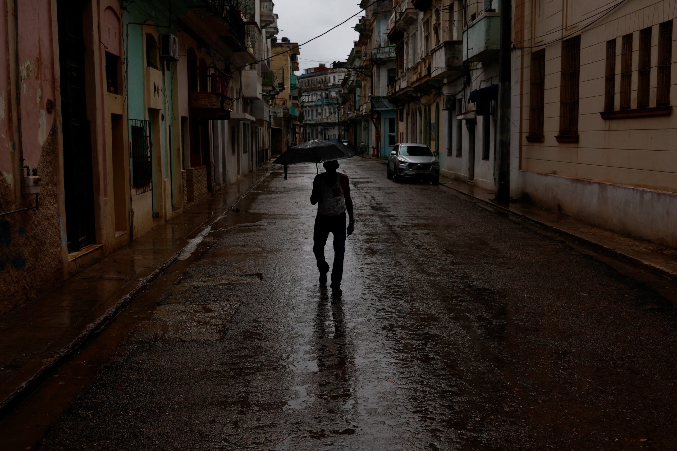 Un hombre camina por una calle de La Habana en pleno apagón general (REUTERS/Norlys Pérez)
