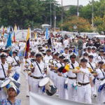 Cerca de 1.500 estudiantes rinden tributo a Guayaquil durante desfile naval del norte