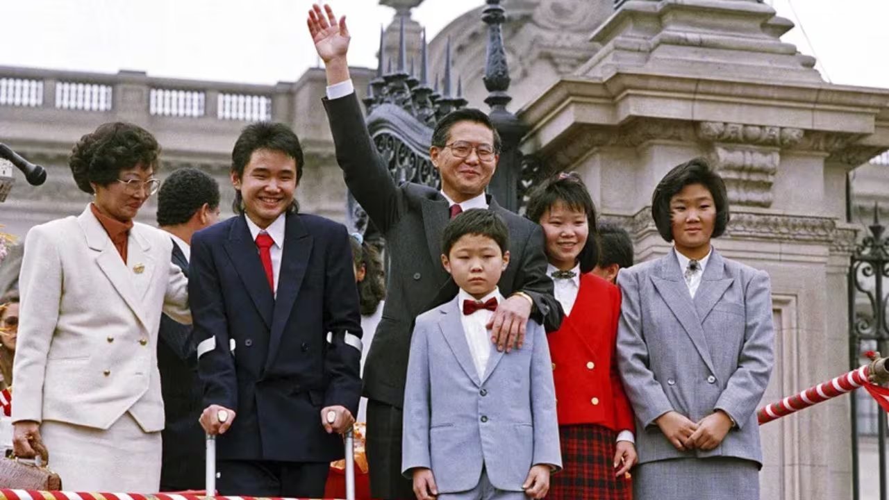 En la asunción de Alberto Fujimori en 1990, Keiko Fujimori apareció con saco gris de doble botonadura y permaneció en segundo plano de la familia presidencial.