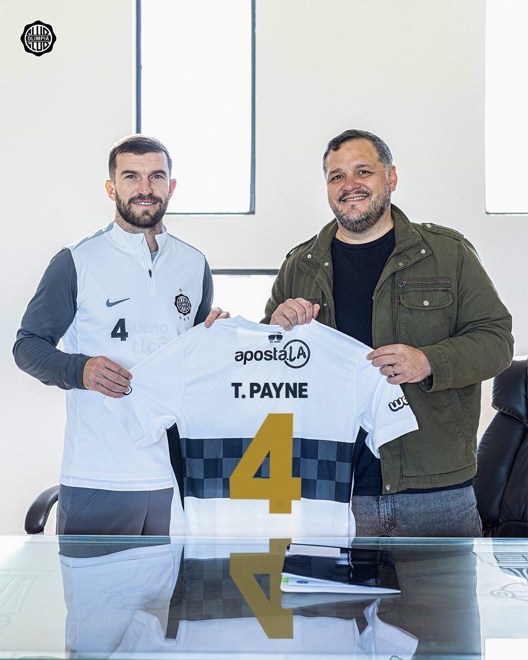 Tim Payne posó con la camiseta número 4 de Olimpia junto al presidente Rodrigo Nogués tras su presentación oficial en Asunción
