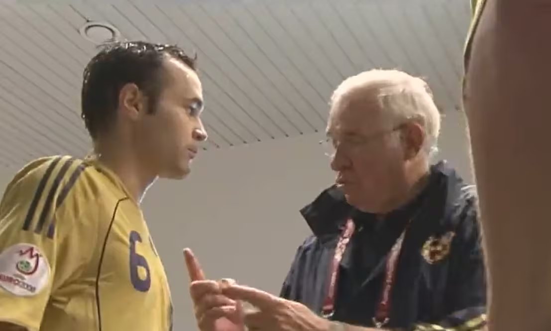 Luis Aragonés habla con Andrés Iniesta. (Prime Video)