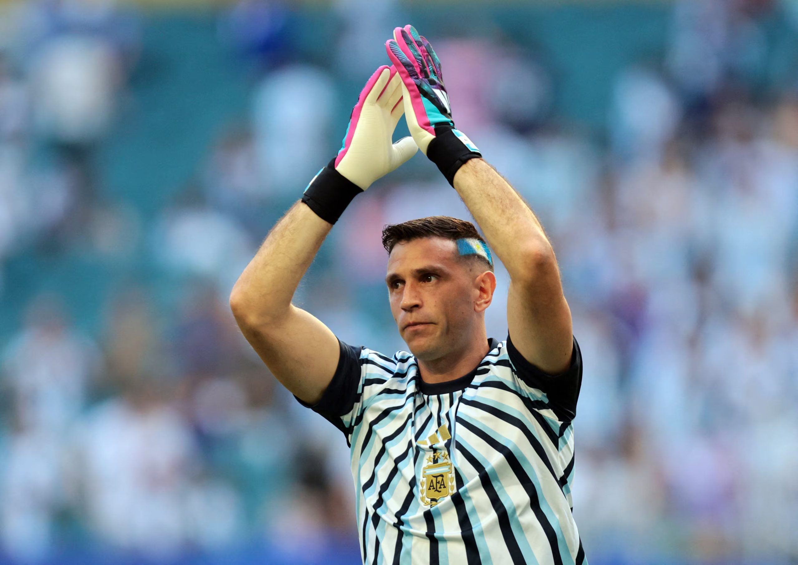 Dibu Martínez durante el calentamiento (Foto: Reuters/Sam Navarro)
