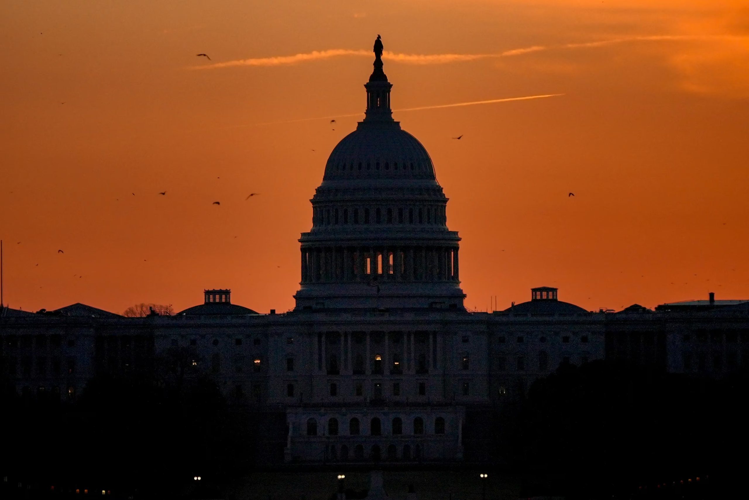 Vista del Capitolio de los Estados Unidos tras los ataques aéreos lanzados por Estados Unidos e Israel contra Irán durante el fin de semana, en la Casa Blanca en Washington, D.C., EE. UU., 2 de marzo de 2026. REUTERS/Ken Cedeno