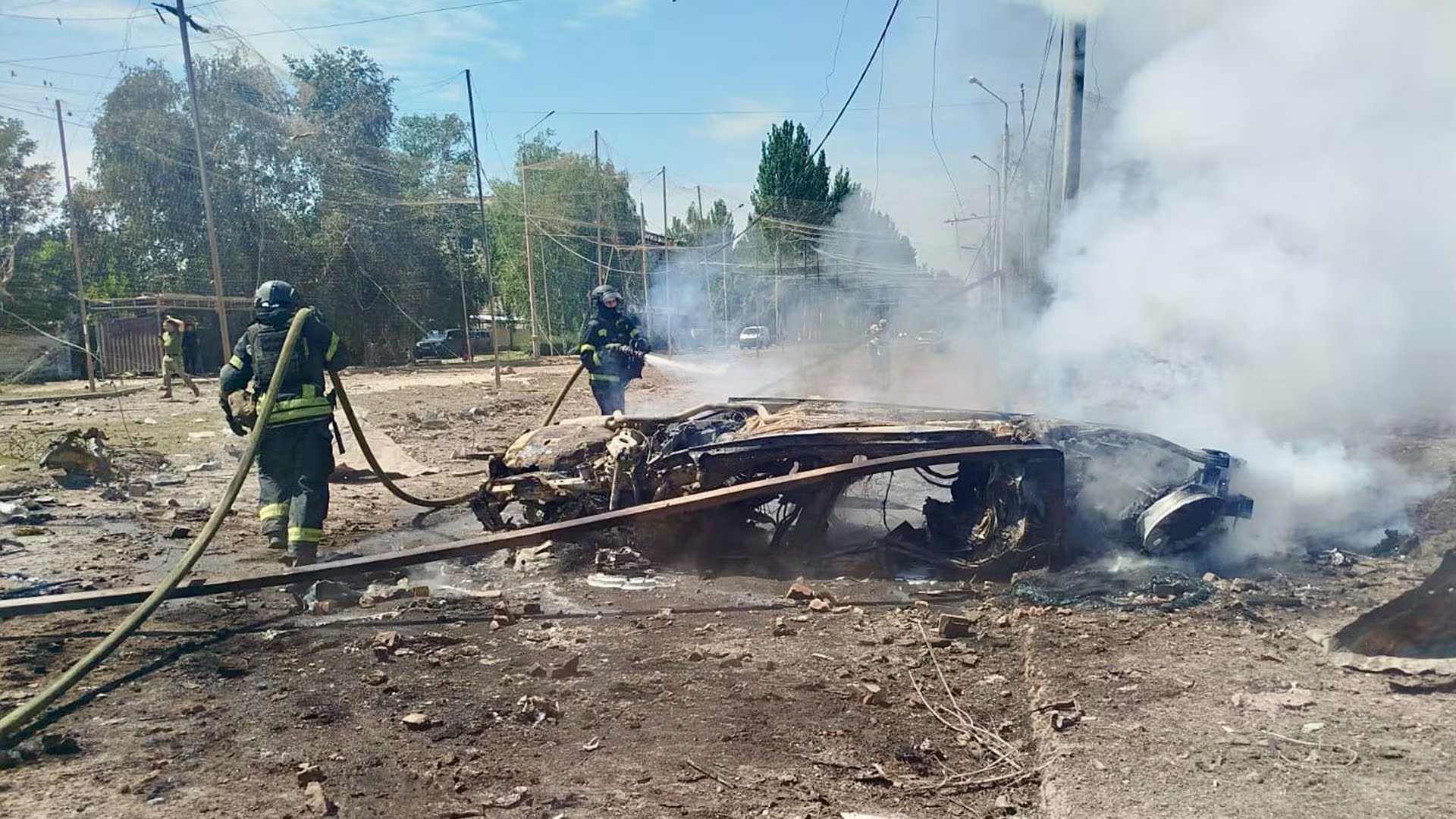 Bomberos combaten los incendios tras los ataques en Kiev 

(@ZelenskyyUa)