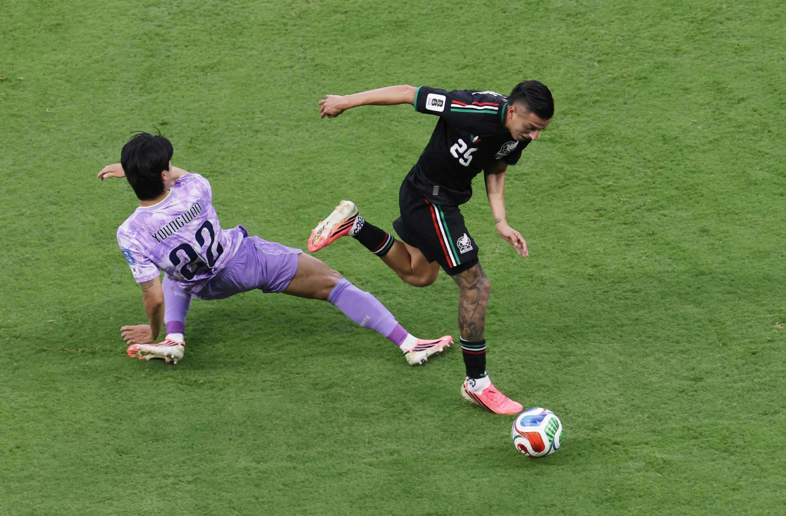 En cuanto al desempeño de Roberto Alvarado, el mediocampista de Chivas fue pieza clave de las jugadas de peligro (REUTERS/Amanda Perobelli)