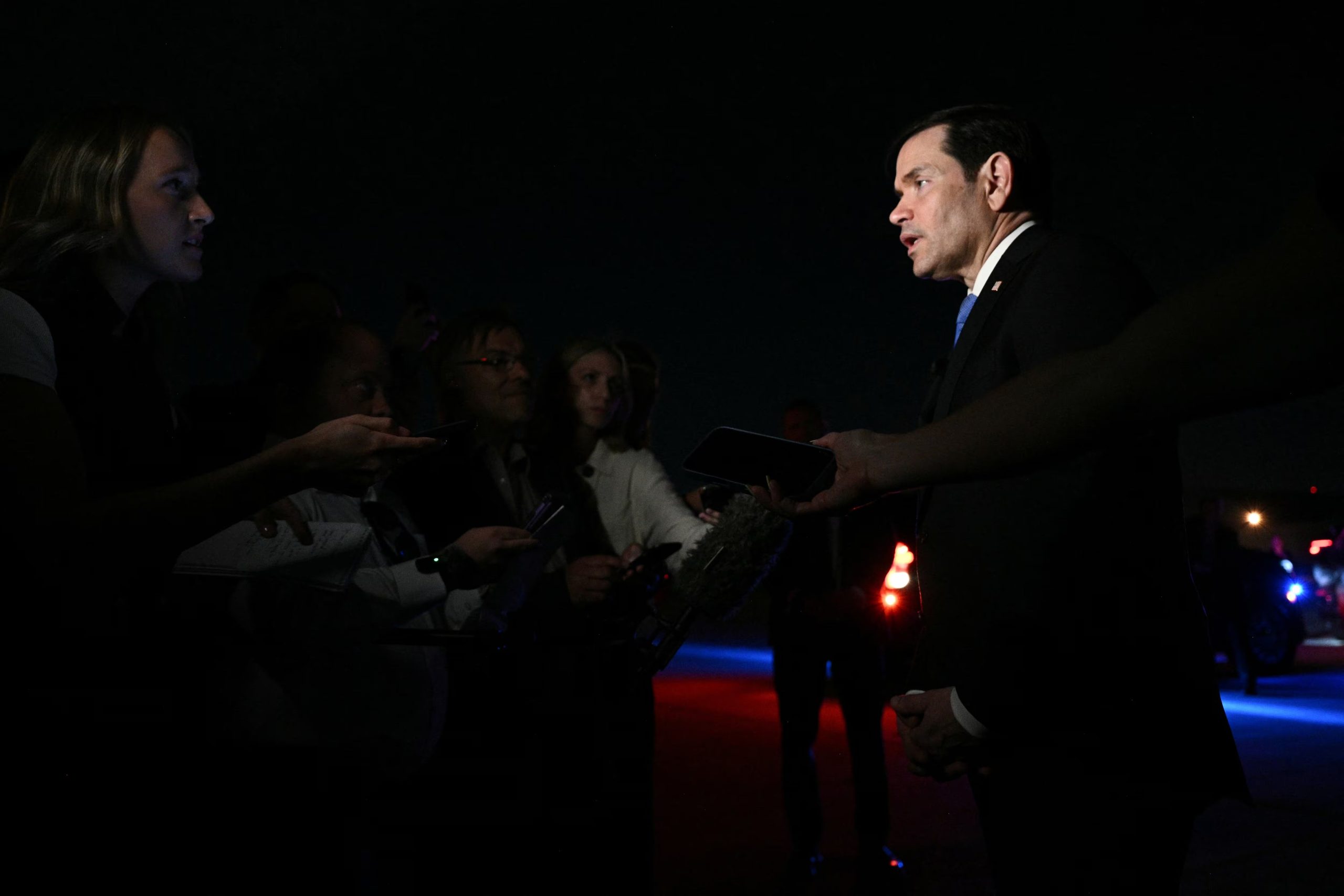 “Está claro que Irán, al menos algunas personas en Irán, quieren controlar el estrecho y usarlo como instrumento de presión contra el mundo”, afirmó Rubio (REUTERS)