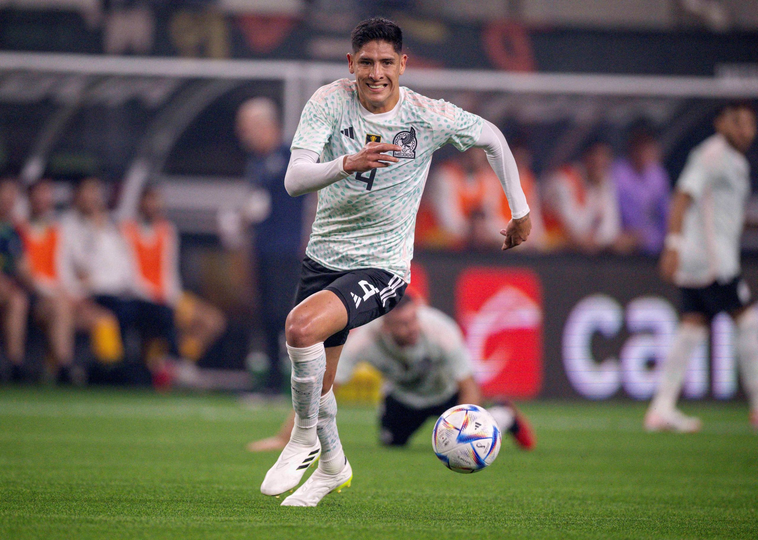 Edson Álvaez corre por el balón. Mandatory Credit: Jerome Miron-USA TODAY Sports/File Photo