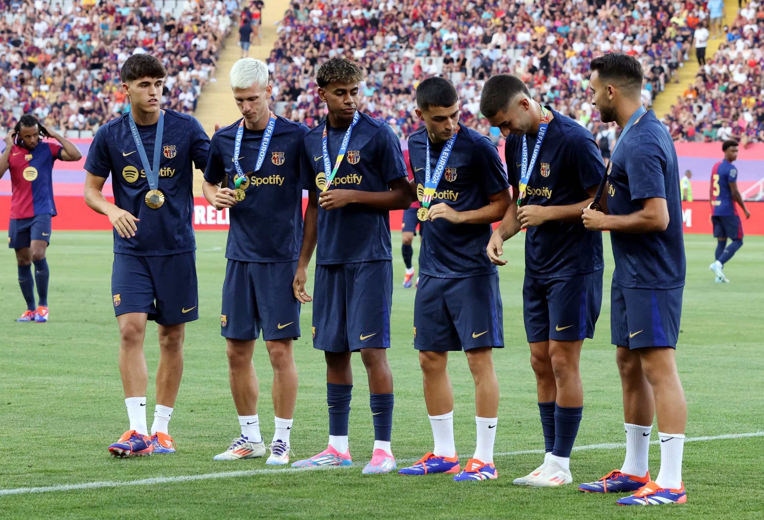 Lamine Yamal, Dani Olmo, Pedri, Pau Cubarsi, Ferrán Torres y Eric García. (REUTERS/Bruna Casas)
