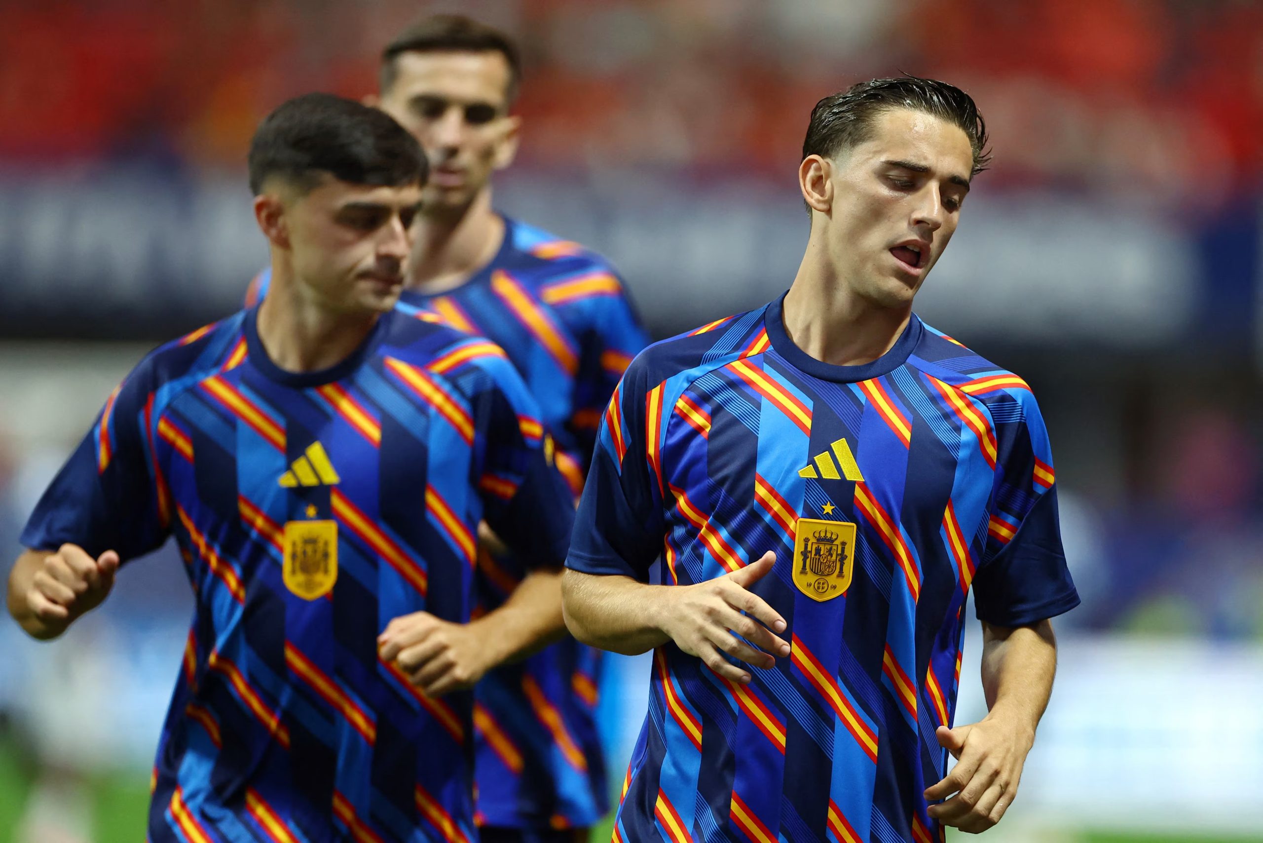 Pedri y Gavi calentando en el partido contra Cabo verde. (REUTERS/Siphiwe Sibeko)
