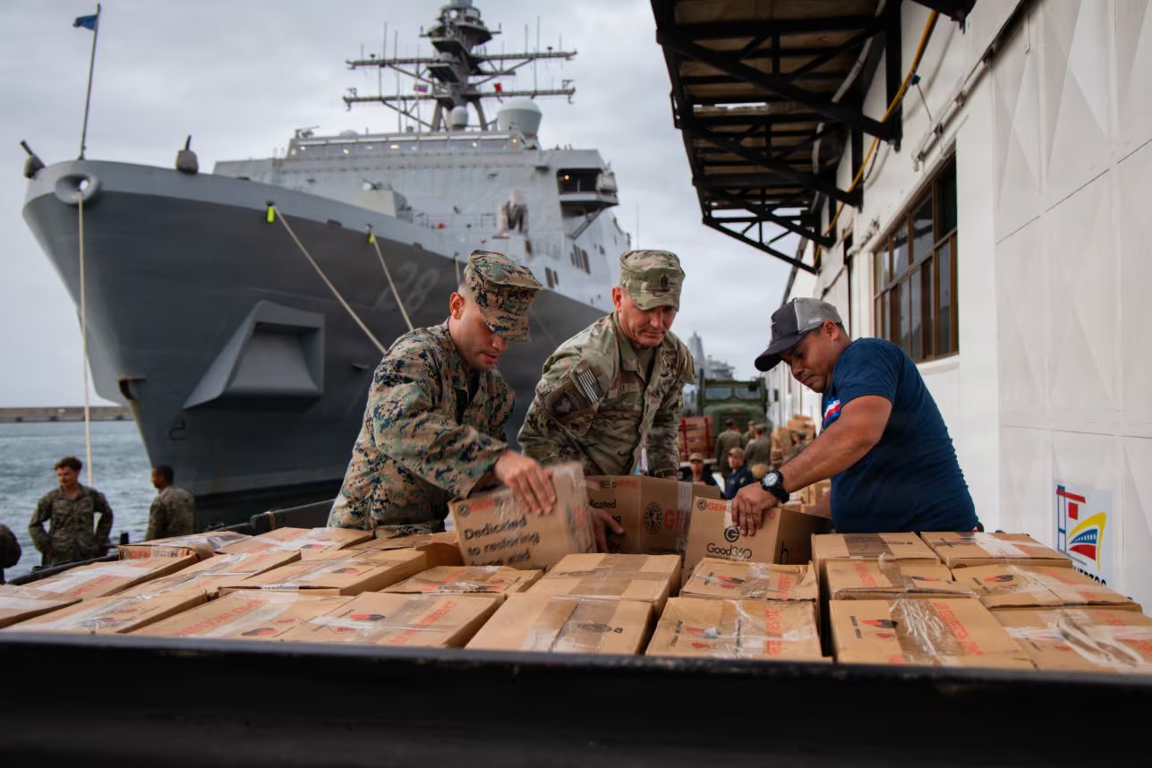 Militares de Estados Unidos y personal civil descargan cajas con ayuda humanitaria en un puerto de Venezuela durante una misión de asistencia por el doble terremoto. (SOUTHCOM)