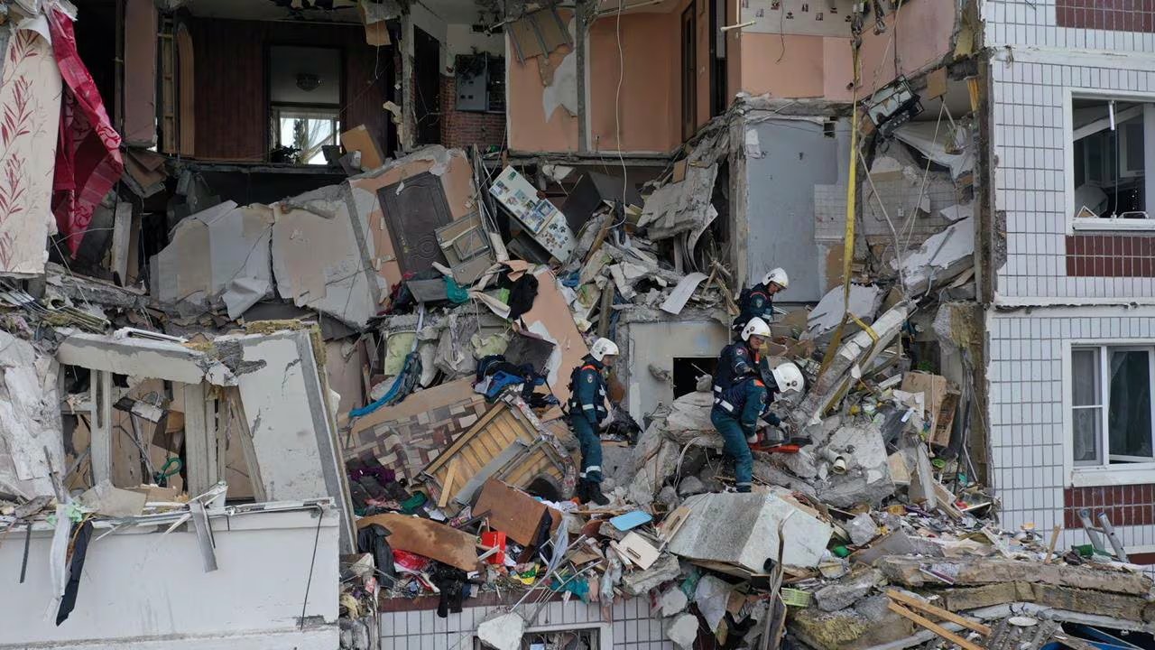 Un depósito de petróleo en Noginsk, a cincuenta kilómetros del Kremlin, ardió tras un ataque atribuido a drones ucranianos (Reuters)